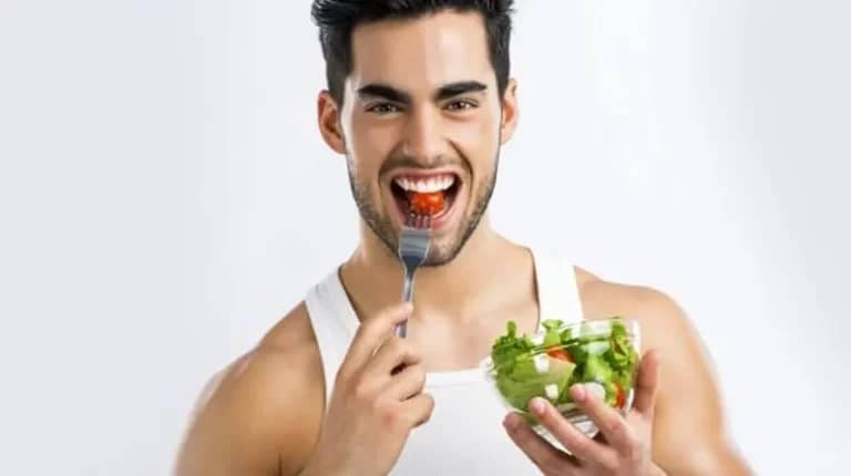 homem comendo salada para crescer barba