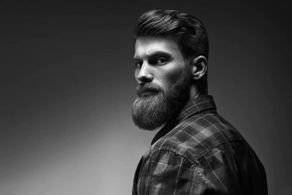 homem com barba grossa