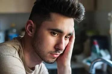 jovem pensando sem barba