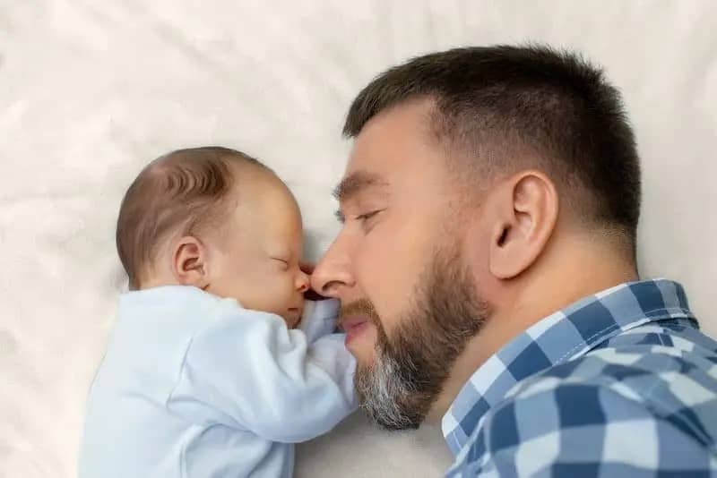 filho e pai com barba