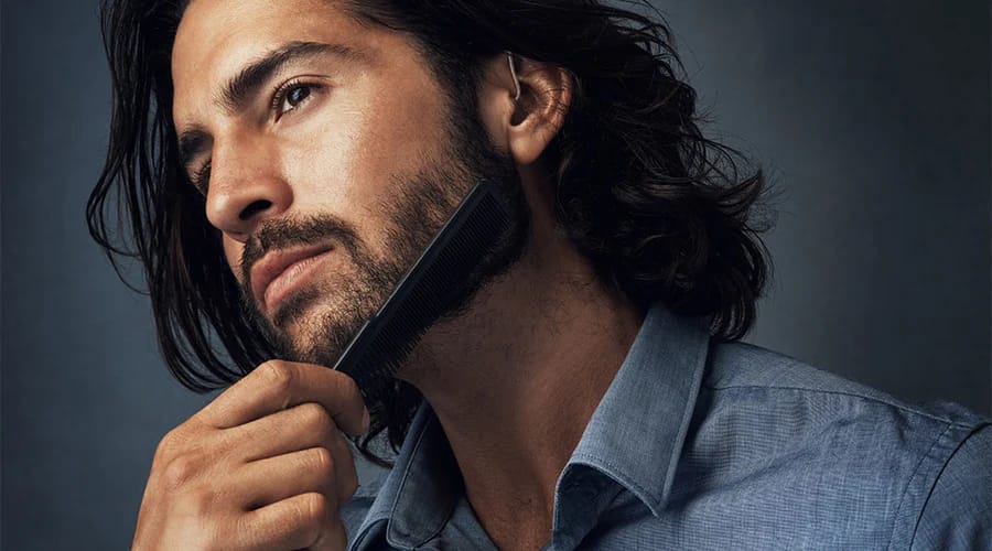 homem cuidando da barba