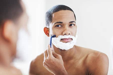 homem fazendo a barba