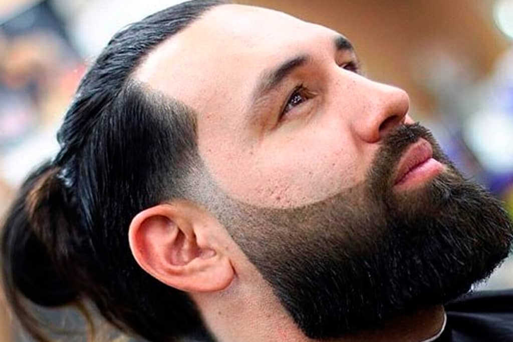 Homem feiz com sua barba