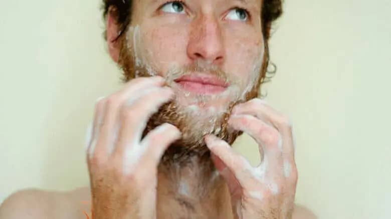 homem passando shampoo para barba 1