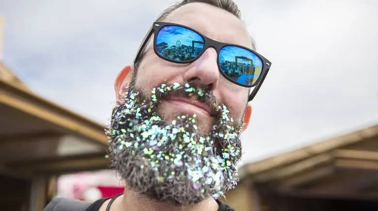 8 Erros Com a Barba que Nenhum Homem Pode Cometer 1 Barba cheia de purpurina