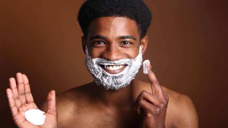 Barba Bem Feita: Dicas e Técnicas para o Visual Perfeito 4 Barba bem feita com espuma