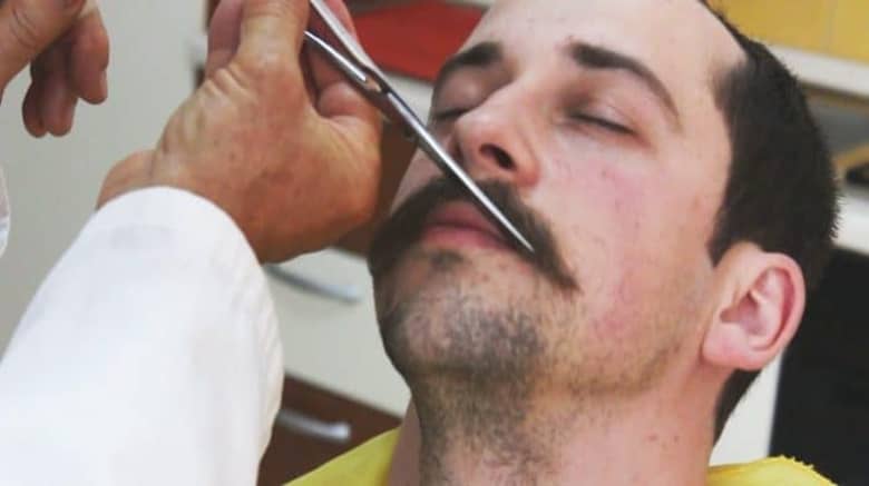 Barba Bem Feita: Dicas e Técnicas para o Visual Perfeito 5 cuidado com bigode